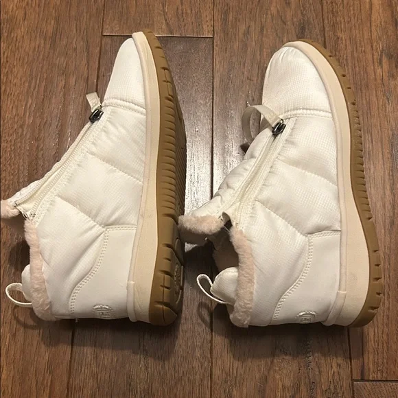 UGG Women's Ankle Boots in White - Picture 6 of 8